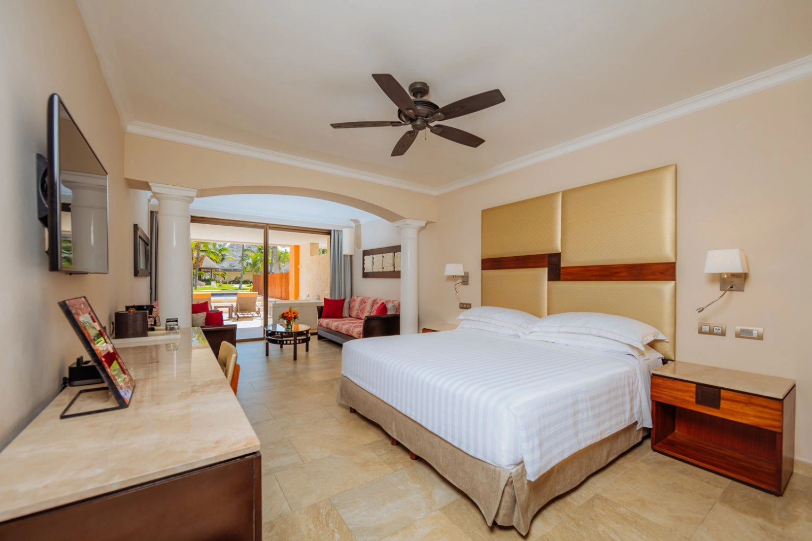 Junior Suite Swim Up Premium Level