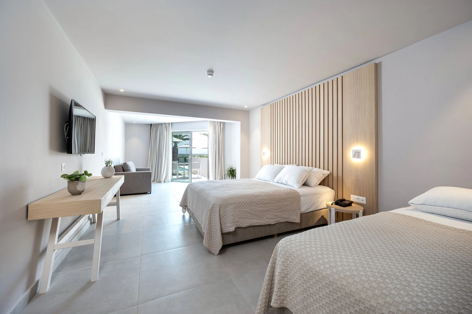 Junior Suite Swim-Up